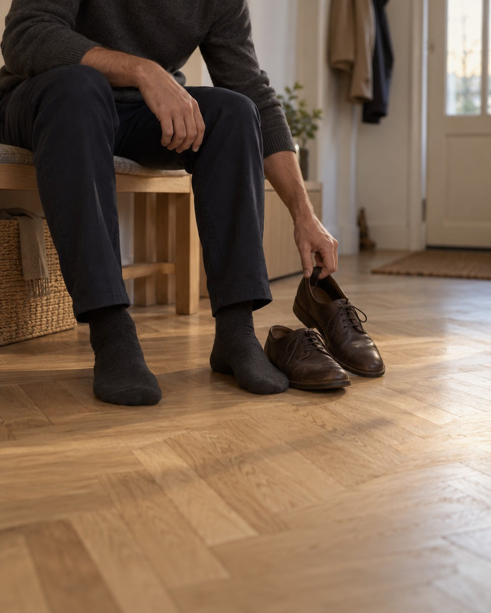 En fin de journée, une personne assise vient d'enlever ses chaussures de travail