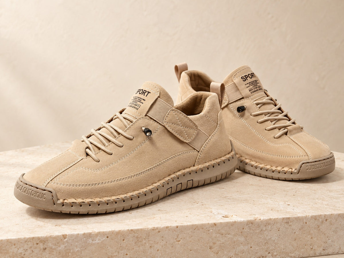 La paire de chaussures Dayfoot, coloris abricot, posée sur un bloc de pierre claire