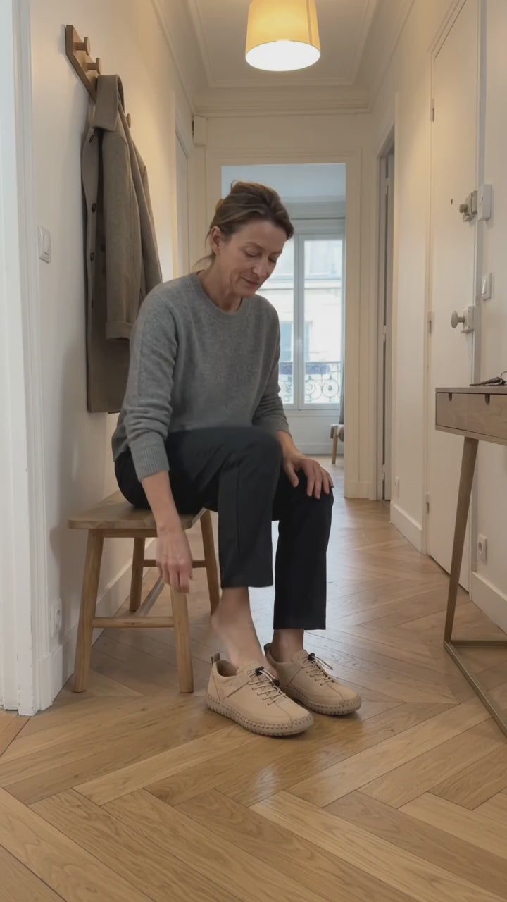 Vidéo d'illustration : une personne assise enfile ses chaussures Dayfoot dans l'entrée