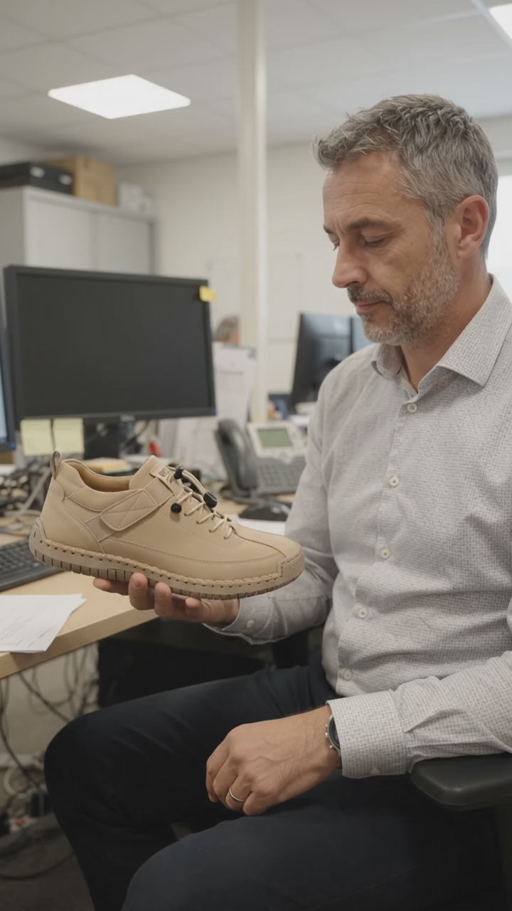 Vidéo d'illustration : un homme regarde les détails d'une chaussure Dayfoot à son bureau