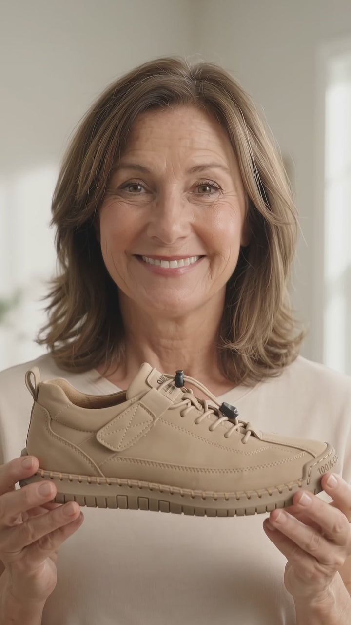 Vidéo d'illustration : une femme se lève de son canapé, chaussures Dayfoot aux pieds
