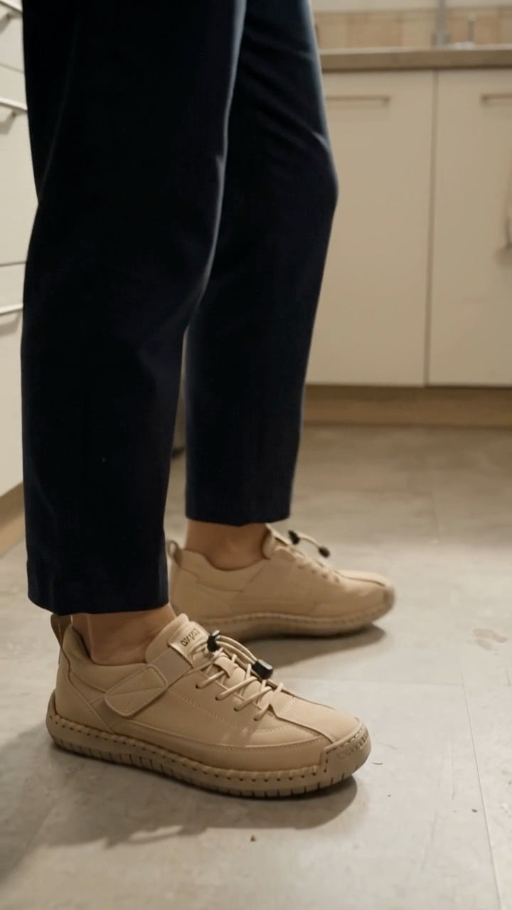 Vidéo d'illustration : le matin dans une cuisine, avant de partir, chaussures Dayfoot aux pieds